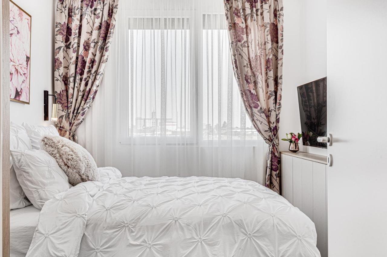 Elegant Apartment Near Afi & Atrium Mall Arad Exterior photo